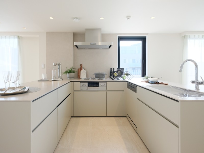 田中工藝製のオリジナルキッチンは、住まいに調和するデザイン性と機能性を兼ね備えています。窓からの光と相まってお部屋に美しく馴染むデザインのキッチンです。