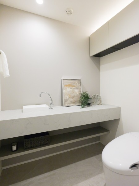 シンプルで安らぎが宿るレストルームは2箇所ご用意いたしました。手洗いカウンターやスマートなタンクレストイレを新規設置。毎日使う場所だからこそ、清潔感と使いやすさを考慮したスペースです。