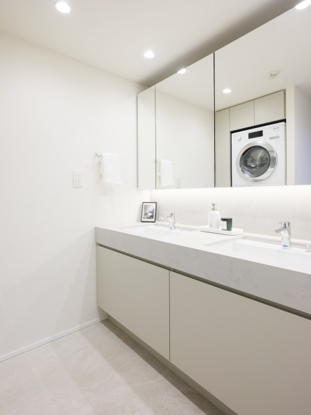 洗面化粧台はキッチンと同じ田中工藝製オリジナルデザインで制作し、統一感のある住まいを実現しました。洗面化粧室もお部屋に2箇所あるので来客時などに便利です。