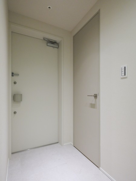 爽やかな白を基調にした玄関です。シューズインクローゼットがあり、ゆとりがある空間のため、キャリーケースなど大きいお荷物の移動も快適です。