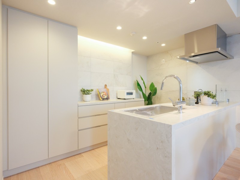 キッチン背面にはカップボードを造作しました。調理家電や食器、食品、調味料なども収納できる便利スペースです。