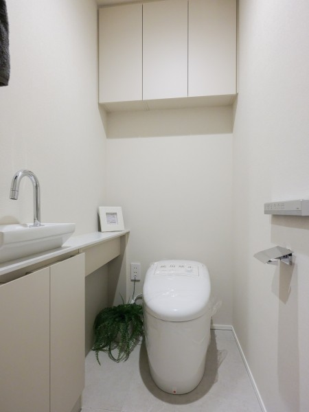 レストルームには洗練された住まいにふさわしいスタイリッシュなタンクレストイレを備え付けました。収納にも便利な手洗いカウンター付きです。