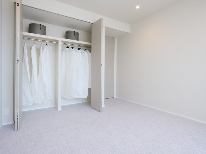 洋室1には間口の広いクローゼットを備えました。たっぷりと収納ができるので、居室部分を広々とお使いいただけます。