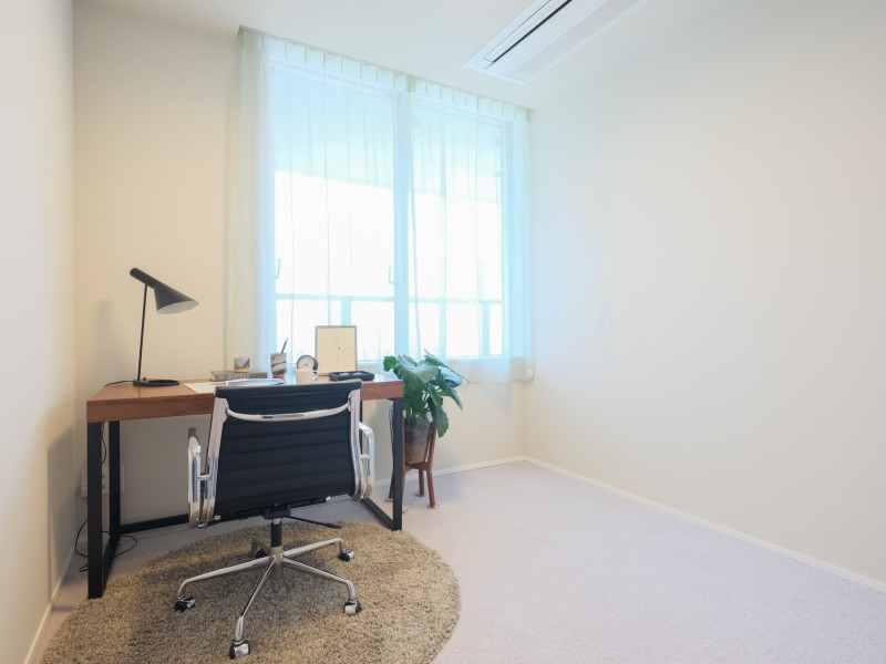 約5.3帖の洋室2にも、南向きの窓から自然光がたっぷり注がれます。こちらのお部屋にも収納豊富なクローゼットがあります。