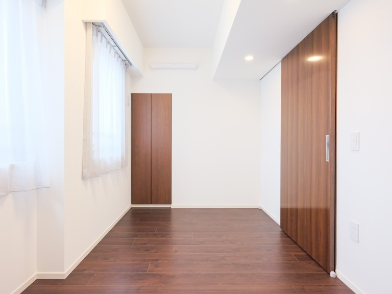 リビングから離れた約5.7帖の洋室2は、過ぎゆく時間をのびやかに感じ、プライべート時間を満喫できるお部屋です。穏やかな自然光が注がれ安らぎの時間が流れます。