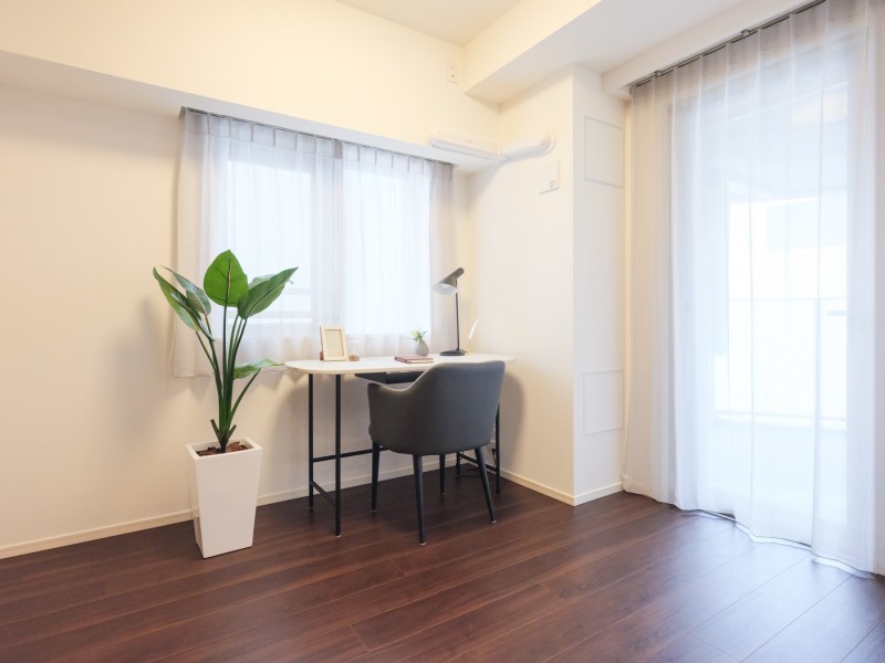 二面採光ならではのたっぷりの光と風を運んでくれる明るい洋室3です。テレワークや読書など落ち着いた時間を過ごすのにもぴったりなお部屋です。