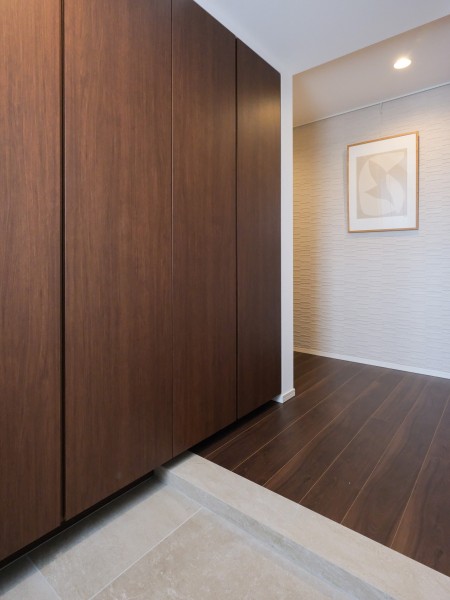 玄関にはたっぷり収納できるシューズボックスが備え付けです。正面のピクチャーレールは、壁を傷つける心配なくアートを飾るのに役立ちます。