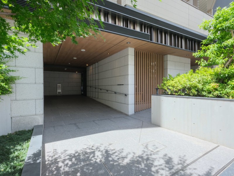 モダンで清潔感が溢れるエントランスです。心安らぐ植栽が彩りを添え、入居者様を快適な居住空間へと誘います。