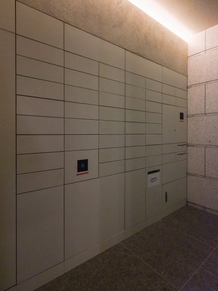 ◆宅配ボックス◆24時間いつでも荷物受け取りが可能。プライベートの時間を邪魔されず、配達時間も気にせず過ごすことができる便利な設備です。