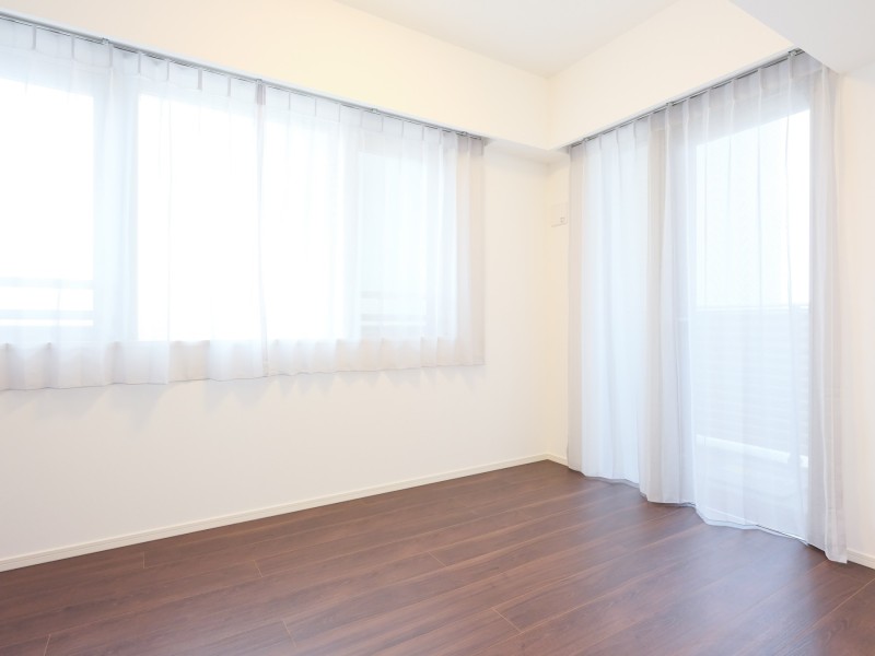 二面採光で明るい、約7.0帖の洋室1です。ウォークインクローゼット付きで居室部分を広々とお使いいただけるので、主寝室にぴったりです。