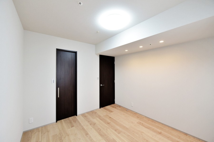 北側のバルコニーに面した優しい光が入る洋室2（約6.9帖）です。ウォークインクローゼットを設置していますので、居室を広々と有効活用できます。