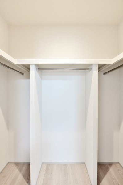 洋室２にはハンガーパイプに枕棚を設置した、大容量のウォークインクローゼットを備え付けました。小物類からアウトドア用品、かさばりがちな季節もののアウターなどたっぷり収納できます。