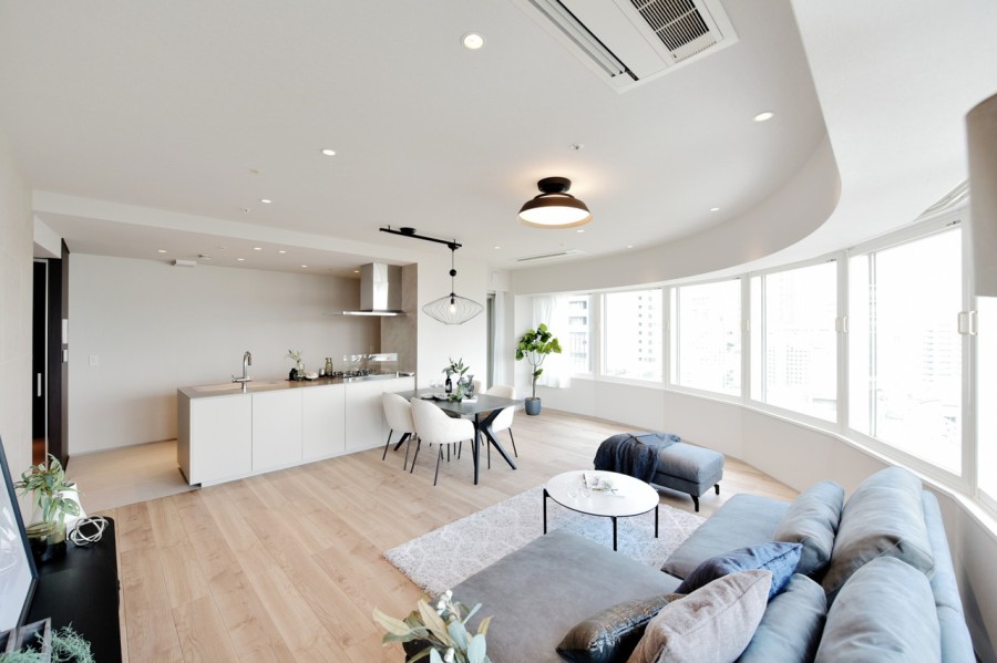 シンプルながらもスタイリッシュにまとまった内装となりました。どんなインテリアとも相性がよく、インテリア選びも楽しみになるようなお部屋です。約24.5帖の広々とした空間です。