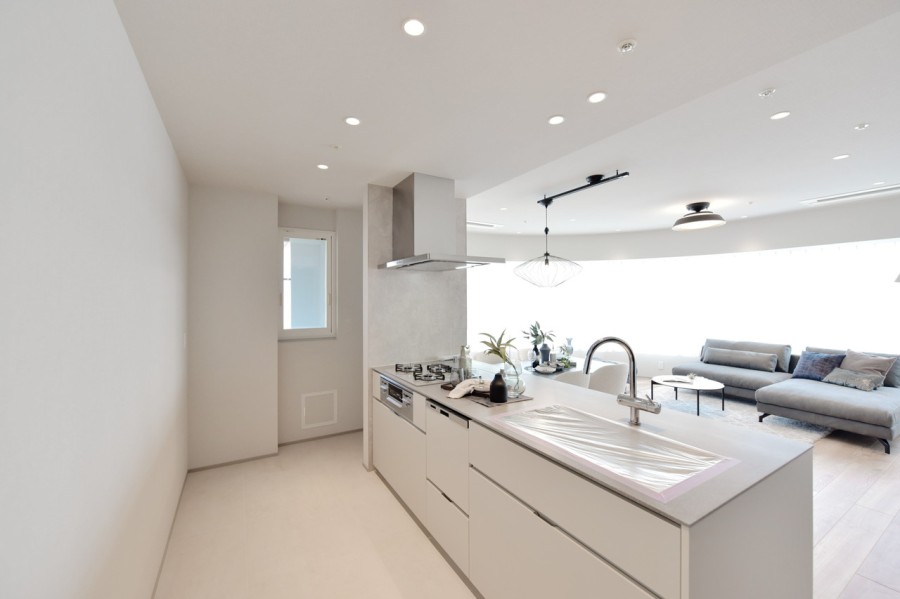 田中工藝製のオリジナルシステムキッチンを採用しました。室内の一部として調和しながらも存在感を放つオープンキッチンはゆったりとした広さが確保され、家事もはかどります。