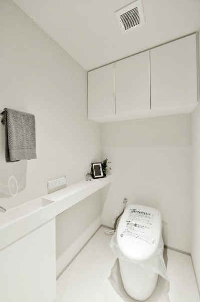 TOTO製ウォシュレット付タンクレストイレです。毎日使用する場所なのでシンプルでスタイリッシュなものを採用しています。手洗いカウンター付でいつも清潔に保てます。