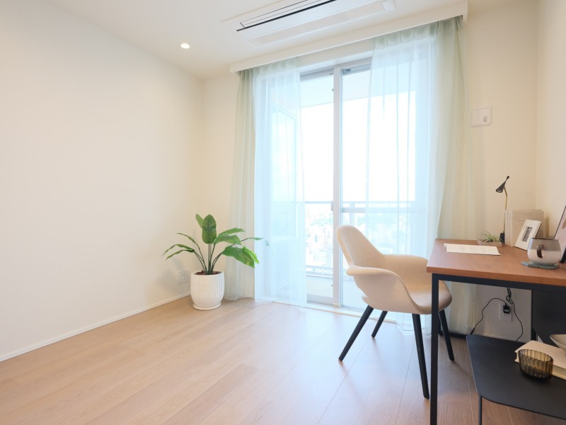 約5.4帖の洋室2です。テレワークや読書など落ち着いた時間を過ごすのにもぴったりなお部屋です。クローゼット付きです。