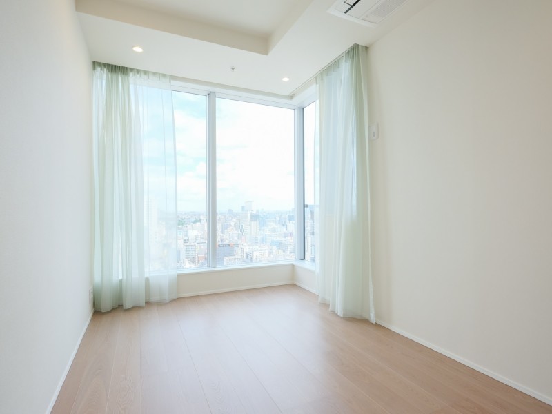 大きな窓からたっぷりの光を取り込んだ洋室3（約6.7帖）です。ビル群が立ち並ぶ景色が望め、胸のすくパノラマビューを楽しめます。