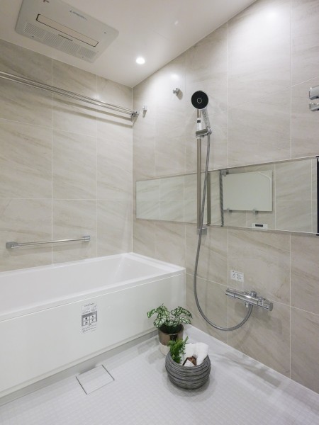 流れ目模様のパネルが高級感を漂わせるバスルームです。ゆったりとくつろげる空間で、身体も心も癒されます。暖房・涼風・換気・乾燥機能付きで1年中快適です。