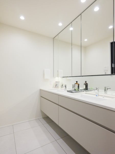 田中工藝製洗面化粧台を採用した、洗面化粧室です。ダブルボウルの大きな洗面台は大きな鏡で身だしなみも整えやすく、朝の慌ただしい時間帯も快適です。