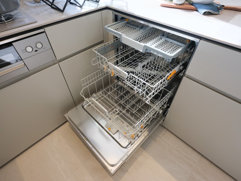 ◆食器洗浄機◆家事の時間を短縮できる優れもの。さらに節水・節約を同時に行うことができるので、人気があり重宝します。