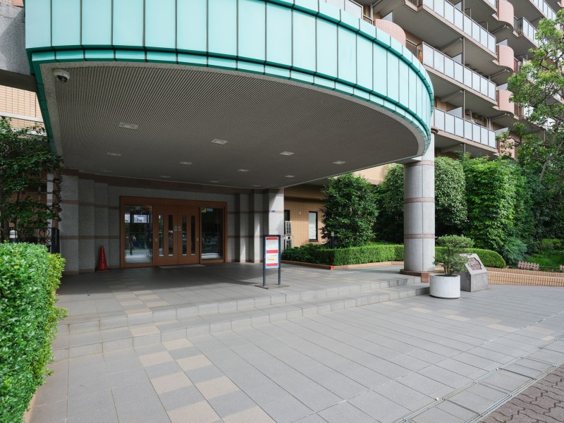 都心部への快適なアクセスと生粋の住文化を継承する大田区大田区大森北アドレス。安心の管理員週7日勤務体制です。