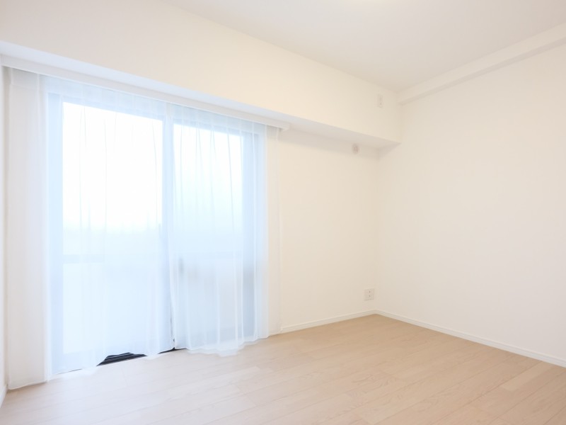 約5.4帖の洋室1は柔らかな陽光差し込むお部屋です。ウォークインクローゼット付きのため、居住スペースを広くお使いいただけます。