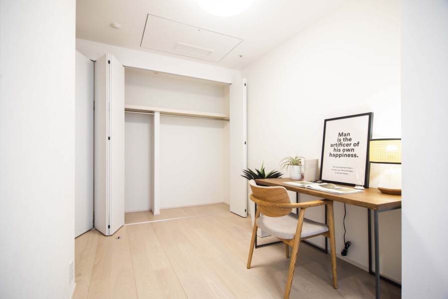 洋室2は廊下からアクセスするプライベートルーム。クローゼットがあるので、居室部分を余すことなく使えるよう、住まう人を思った工夫が施されたお部屋です。