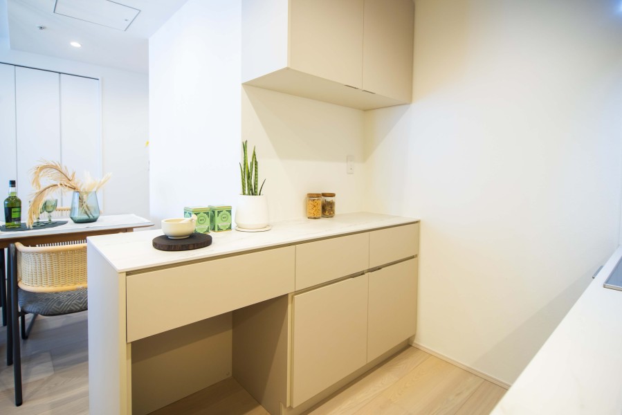 収納豊富なカップボードを造作しました。広々としたカウンタースペースは作業スペースとしても◎こだわりのコーヒーメーカーを置いていただくことも可能、ご自宅でのカフェタイムも捗りそうです。