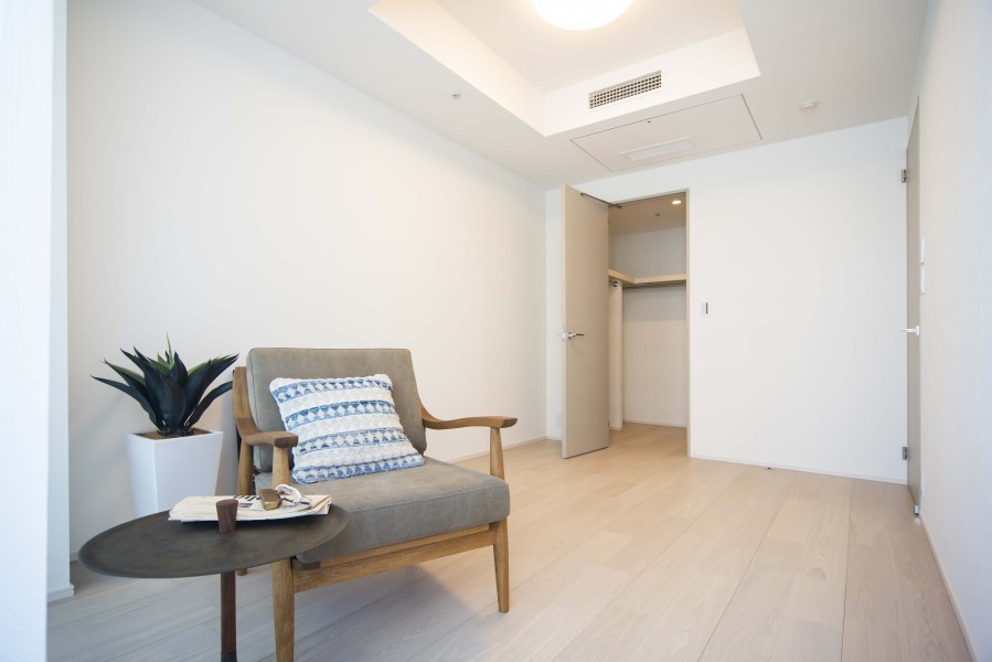 洋室1には頼もしい収納力を持つウォークインクローゼットを備え付けました。居室部分を広々とお使いいただけます。