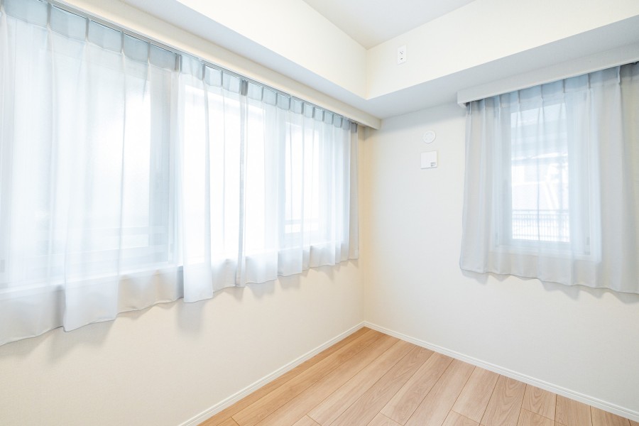 二面採光で開放的な洋室2です。凹凸が少なく、シンプルな内装で仕上げてますので、住まう方の趣味や感性で飾っていただけます。