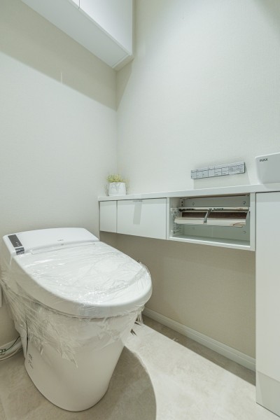レストルームには洗練されたお部屋にぴったりなスタイリッシュなタンクレストイレが設置されています。収納に便利なカウンターも備え付けです。