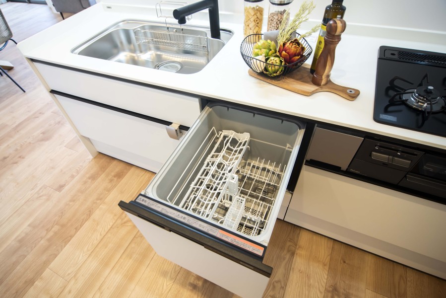 ◆食器洗浄乾燥機◆家事の時間を短縮できる優れもの。さらに節水・節約を同時に行うことができるので、大変人気があり重宝します。