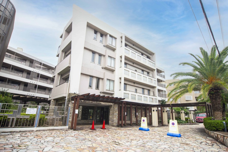 『鵠沼海岸』駅徒歩6分。公園をはじめ近隣には緑があり、海岸へは徒歩圏内で行ける自然豊かな住環境です。大好きなペットとの散歩にも最適です。