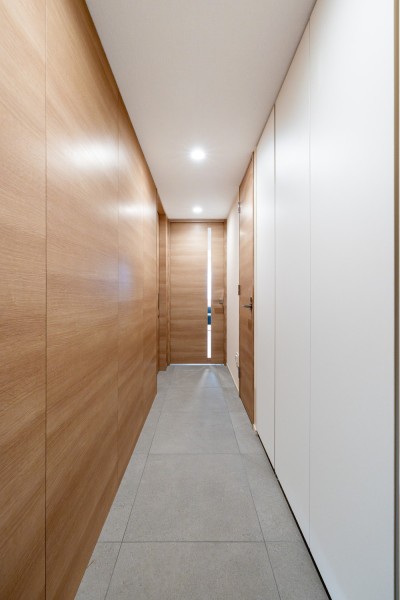 グレー調のモダンなタイルが出迎えてくれる玄関は、格調高さが溢れます。廊下にも収納があるので、日用品のストックなどもたっぷり収納できます。