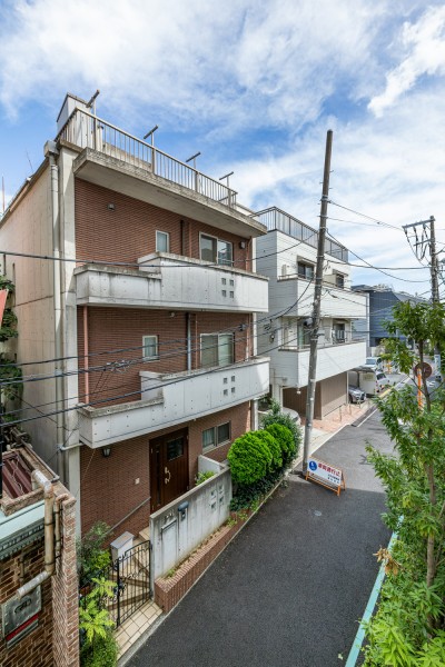 都心でありながら良好な住環境が守られた地域。見上げると青々とした空を望め、ほっと一息つきたくなる開放感を享受できます。