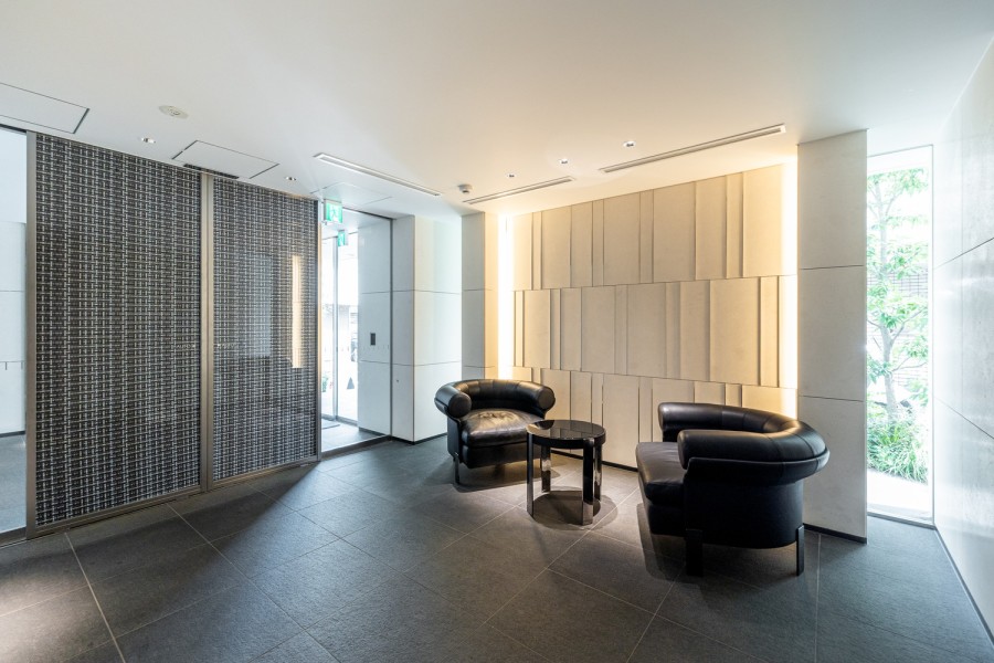 街の洗練された雰囲気と呼応するように、スタイリッシュな姿を身に纏った佇まいのエントランスロビーです。