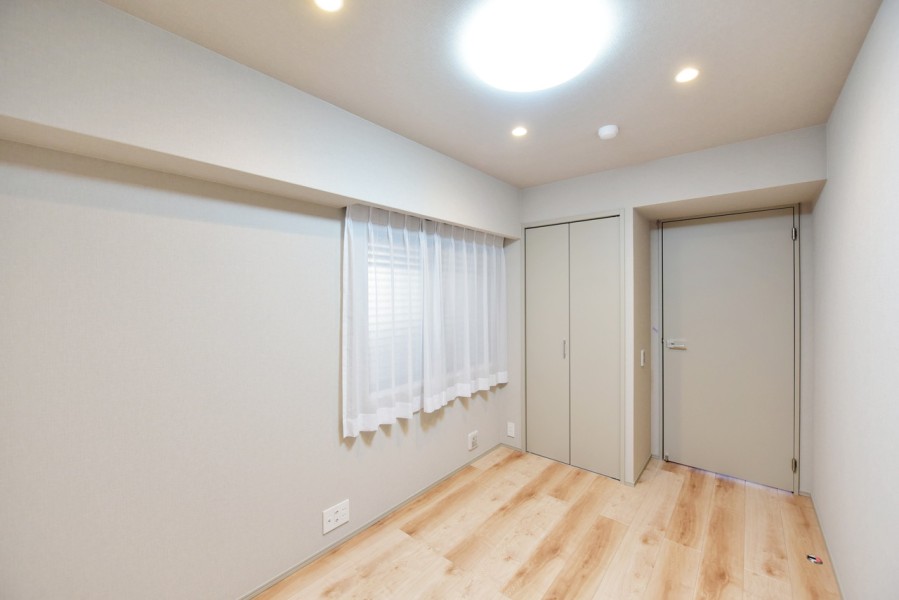 洋室3（約5.0帖）はリビングから離れて静かにプライベートな時間を満喫できる空間です。シンプルな内装なので、インテリア選びも楽しめます。