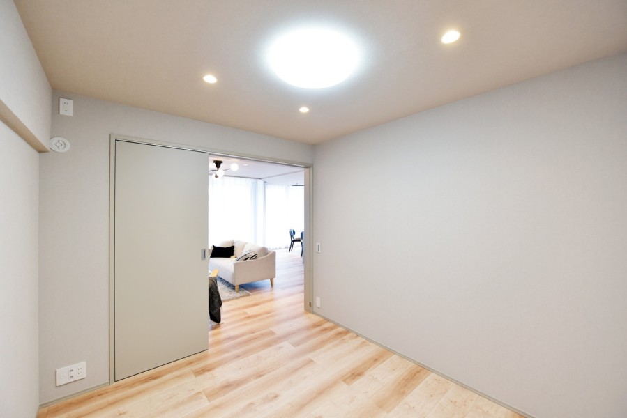 洋室4（約5.1帖）はリビングに隣接しており、扉を開放して拡張リビングとしてもご使用いただけるフレキシブルなお部屋です。リビングとのつながりを感じながら過ごせる空間です。