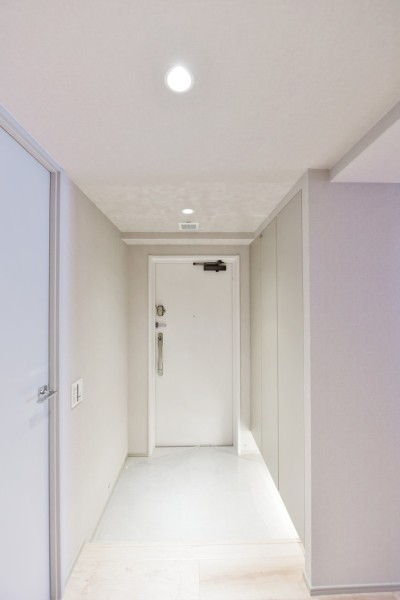 フットライトが優しく足元を照らし、ゲストや家族を迎えてくれます。人感センサーライト設置済みですので、遅い時間や手がふさがっているときでも自動点灯で安心です。