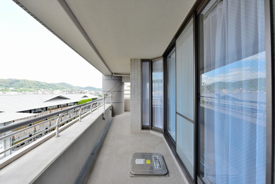 南側・東側に大きく広がるバルコニーに囲まれた開放感ある南東角住戸です。眼前に広がる東山連峰と大きな空を眺めながらホッと一息つきたくなるようなスペースです。