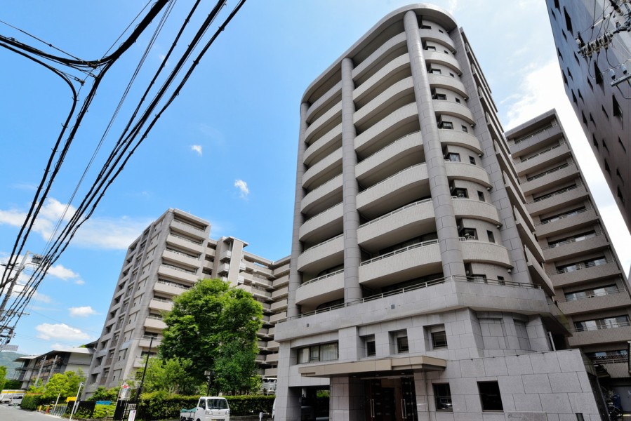 地下鉄『京都市役所前』駅徒歩６分、京阪本線もご利用可能です。鴨川のほとり、古都の優美な街並みと歴史を感じながら生活できます。大通りに面さず静かな住環境です。