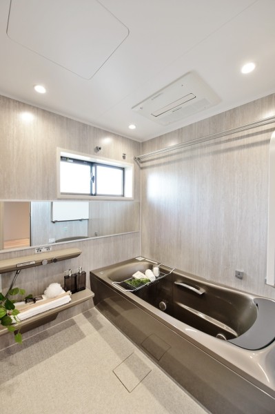 浴室はTOTO製SYNLAを採用しました。毎日のバスタイムを快適に、上質な時間を過ごせるよう肩楽湯・腰楽湯も備えています。浴室暖房乾燥機付きで一年中快適にお使いいただけます。