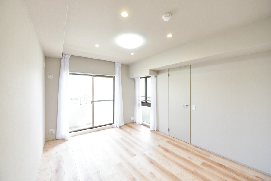 南側の大きなバルコニーに面した洋室1（約7.0帖）は凹凸がなく家具の配置もしやすい空間です。ウォークインクローゼットがあり、お部屋を広々有効活用していただけます。