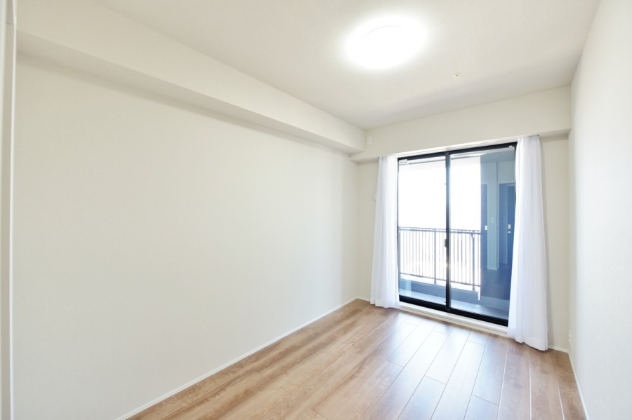 .バルコニーに面した洋室1（約6.0帖）は明るく開放的なお部屋です。シンプルな内装なので、お好きなインテリアや小物で自分らしい空間を演出できます。