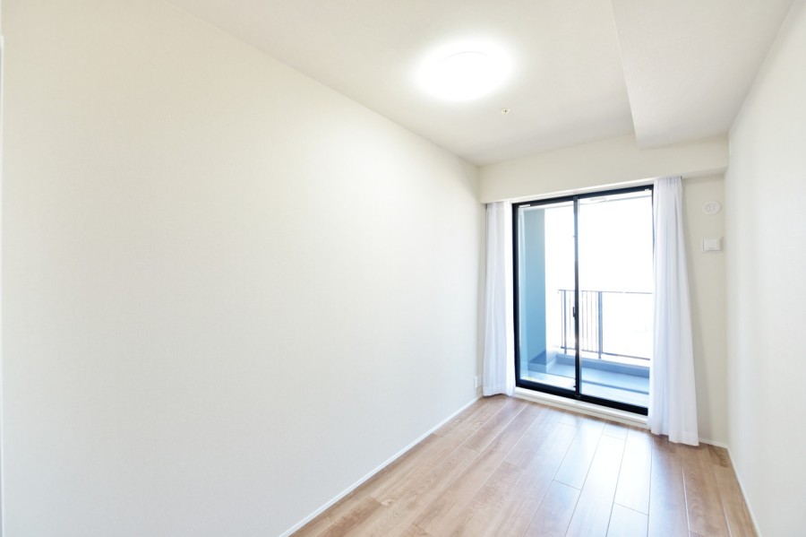 バルコニーに面した洋室2（約5.0帖）は自分の時間や趣味に集中できるプライベートスぺースです。一日を通して明るい光がさしこむお部屋です。