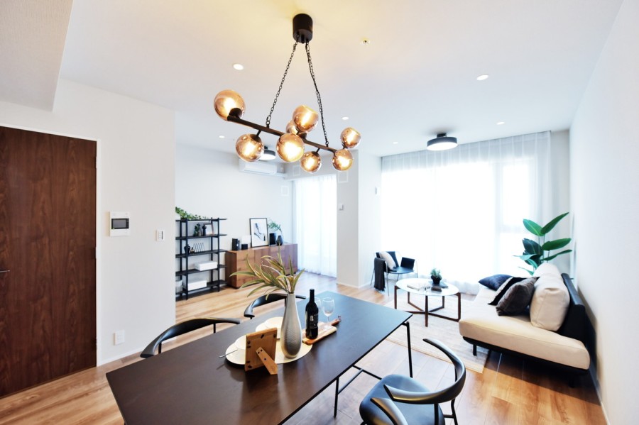 40階部分で大きな窓に面したLDKは明るく開放的な約19.7帖の空間です。床暖房完備で、冬も足元からぽかぽか快適にくつろぐことができます。リビングにも収納があり便利です。