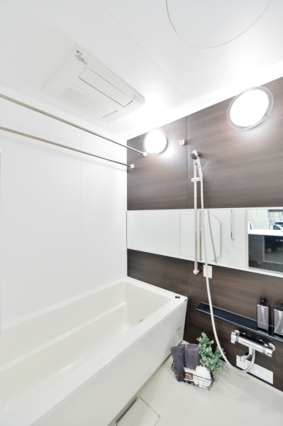 浴室換気乾燥機新規交換済みです。梅雨時や花粉シーズン衣類の乾燥にも便利です。横長の鏡がさらに空間を広く見せてくれますし、浴槽の中でも鏡を使用することができますので便利です。