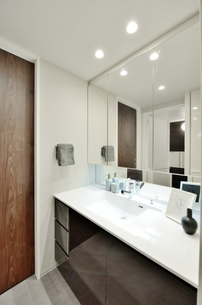 入浴後のプライベートタイムや朝の慌ただしい時間も快適に過ごせるパウダールームです。散らかがちな小物類などもたっぷり収納でき、すっきりとした空間を保てます。