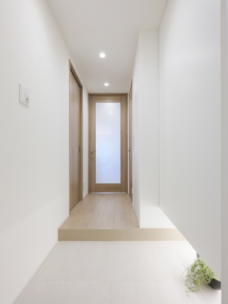 玄関は人感センサー照明付きのため、ご帰宅時にもし手がふさがっていても問題なし。いつでも明るい空間が出迎えてくれる住まいです。
