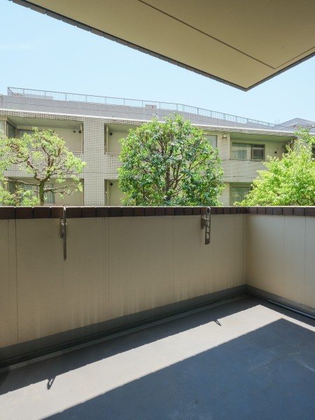 リビングに面したバルコニーは暮らしに大切な光と風を感じる空間です。木々の香りが届いてきそうな心地よい空気が流れます。